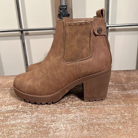 Boots size 10 women taupe color “new” - Picture 6 of 8